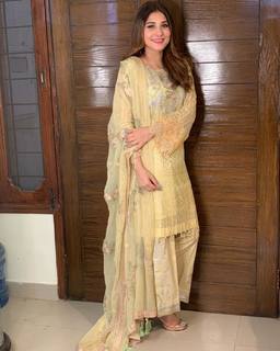 Hina Altaf feet photo 17