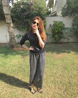 Hina Altaf feet photo 13