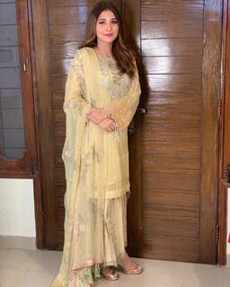 Hina Altaf feet photo 16
