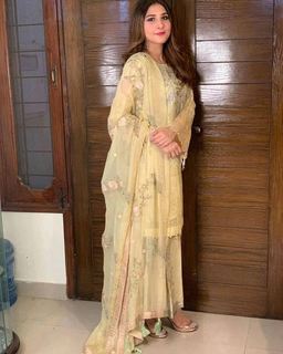 Hina Altaf feet photo 17