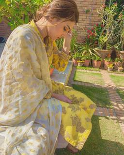 Hina Altaf feet photo 14