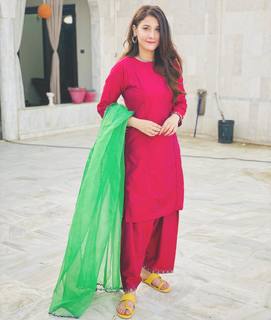 Hina Altaf feet photo 14
