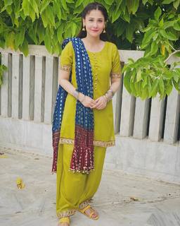 Hina Altaf feet photo 11