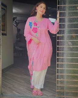 Hina Altaf feet photo 3