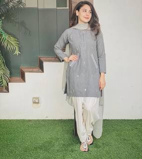Hina Altaf feet photo 15