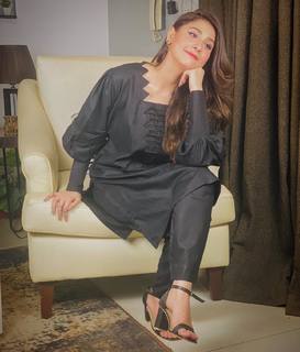 Hina Altaf feet photo 8