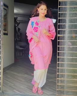 Hina Altaf feet photo 2