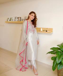 Hina Altaf feet photo 9