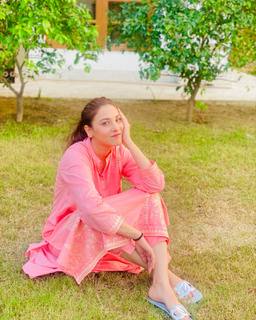Hina Altaf feet photo 17