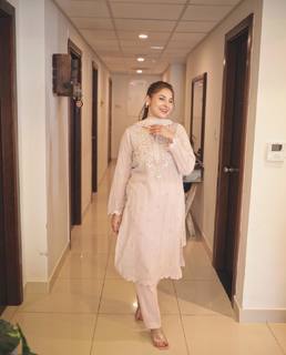 Hina Altaf feet photo 11