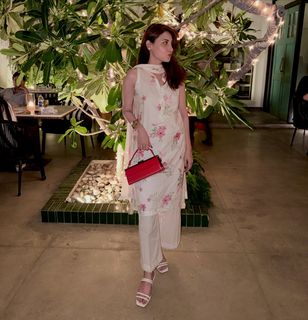 Hina Altaf feet photo 11