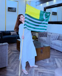 Hina Altaf feet photo 11