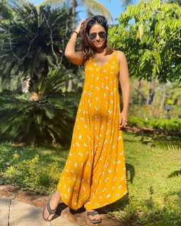 Hina Khan feet photo thumbnail