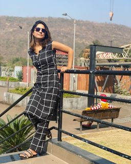 Hina Khan feet photo thumbnail