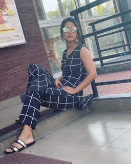 Hina Khan feet photo thumbnail