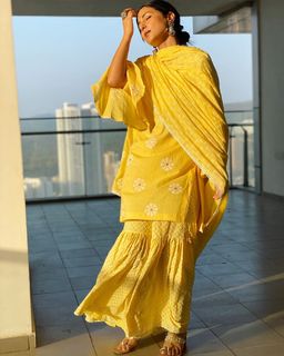 Hina Khan feet photo thumbnail