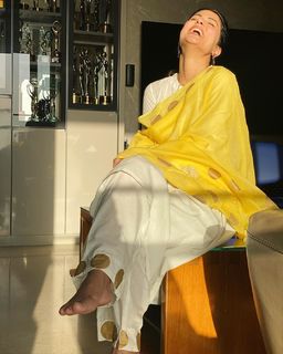Hina Khan feet photo thumbnail