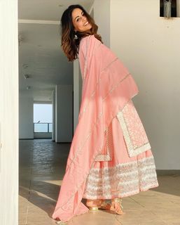 Hina Khan feet photo thumbnail
