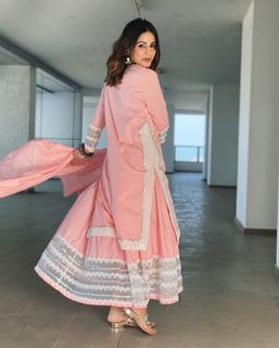Hina Khan feet photo thumbnail
