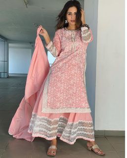 Hina Khan feet photo thumbnail