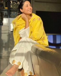 Hina Khan feet photo thumbnail