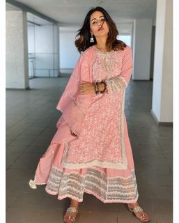 Hina Khan feet photo thumbnail