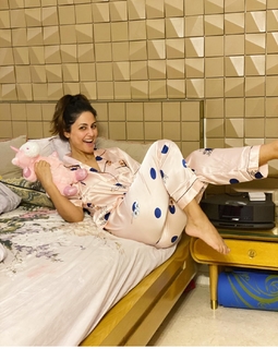Hina Khan feet photo thumbnail