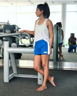 Hina Khan feet photo thumbnail
