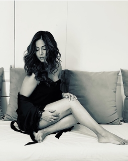Hina Khan feet photo thumbnail