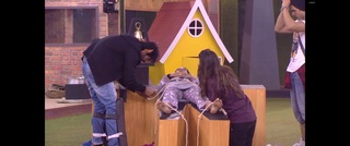 Hina Khan feet photo thumbnail