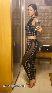 Hina Khan feet photo thumbnail