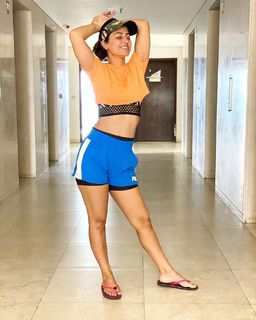 Hina Khan feet photo thumbnail