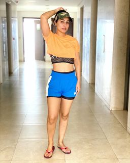 Hina Khan feet photo thumbnail