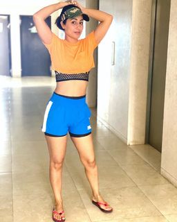 Hina Khan feet photo thumbnail