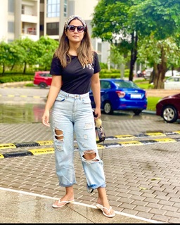 Hina Khan feet photo thumbnail
