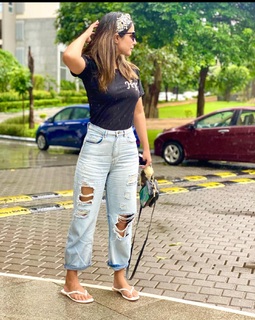 Hina Khan feet photo thumbnail