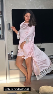 Hina Khan feet photo thumbnail