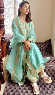 Hina Khan feet photo thumbnail
