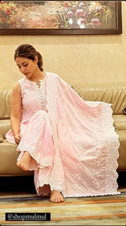 Hina Khan feet photo thumbnail