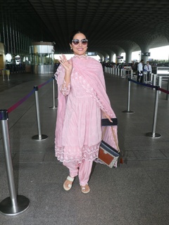 Hina Khan feet photo thumbnail