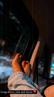 Hina Khan feet photo thumbnail