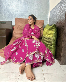 Hina Khan feet photo thumbnail