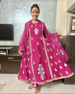 Hina Khan feet photo thumbnail