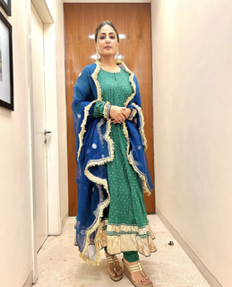 Hina Khan feet photo thumbnail