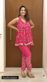 Hina Khan feet photo thumbnail