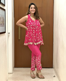 Hina Khan feet photo thumbnail