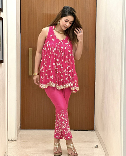 Hina Khan feet photo thumbnail