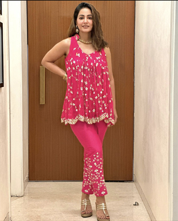 Hina Khan feet photo thumbnail