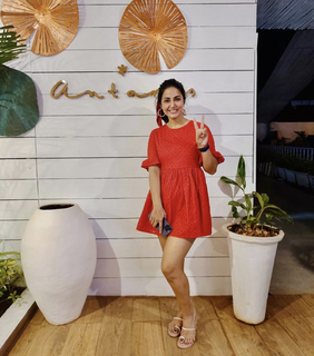 Hina Khan feet photo thumbnail