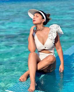 Hina Khan feet photo thumbnail